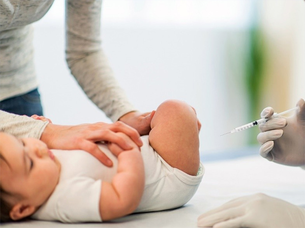 Cho con bú sữa mẹ trong khi tiêm vắc-xin sẽ làm giảm các phản ứng