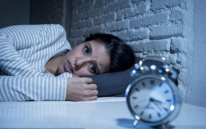 Đặc điểm nào của việc không ngủ đủ có thể gây ra hiện tượng não tự ăn chính nó?
