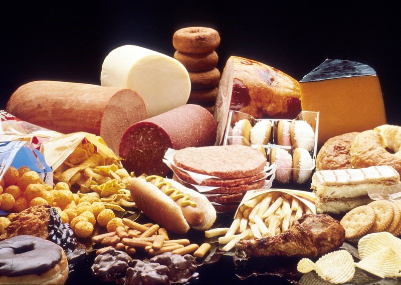 Thực phẩm chứa chất béo bão hòa là 1 trong 8 loại thực phẩm Tết bệnh nhân tiểu đường cần tránh