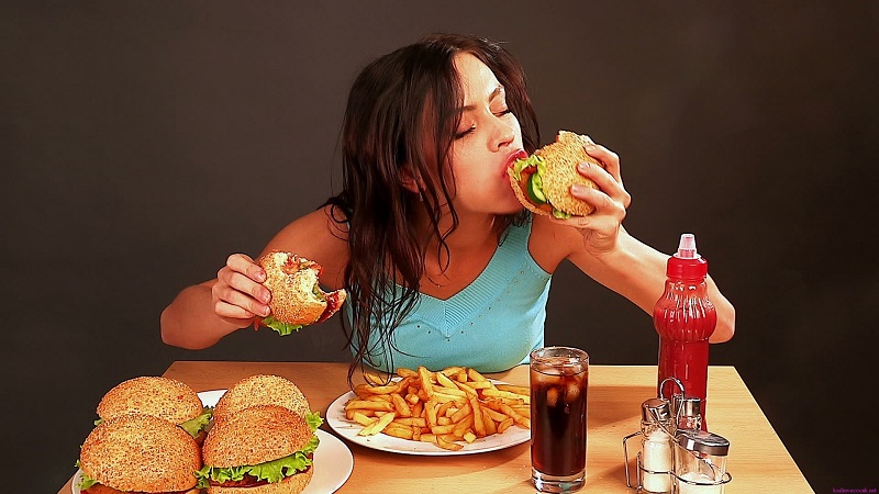 Ăn thực phẩm không lành mạnh là sai lầm trong ăn uống ngày Tết