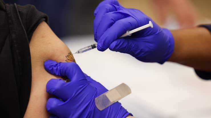 Ảnh chụp cận cảnh mũi tiêm tăng cường vaccine Pfizer COVID-19 đang được thực hiện khi Mount Sinai South Nassau Vaxmobile đến Trường Trung học phổ thông Freeport, ở Freeport, New York vào ngày 30 tháng 11 năm 2021. Steve Pfost | Newsday | Getty Images.