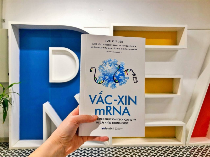Cuốn sách Vắc-xin mRNA: Cuộc chinh phục đại dịch COVID-19 từ cái nhìn trong cuộc 1