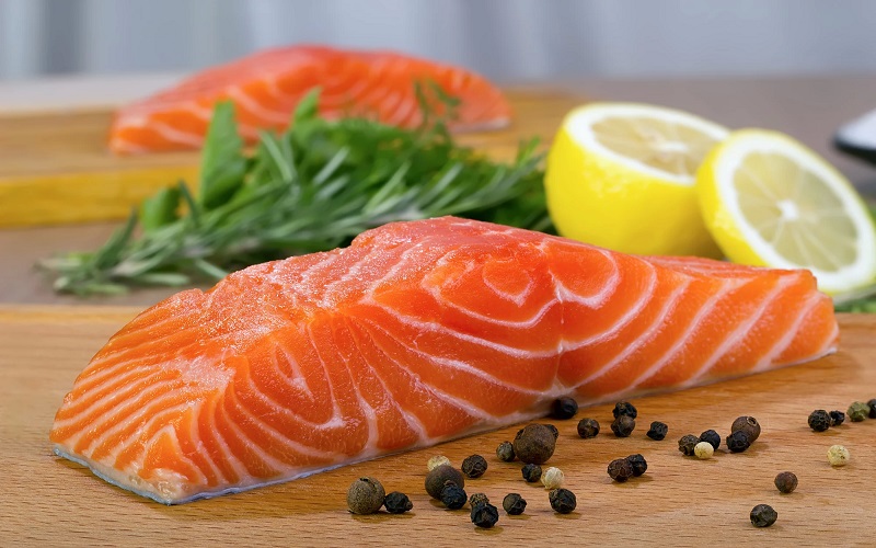 Cá hồi là một loại cá béo mà người bị mỡ máu nên thêm vào chế độ ăn uống hàng ngày