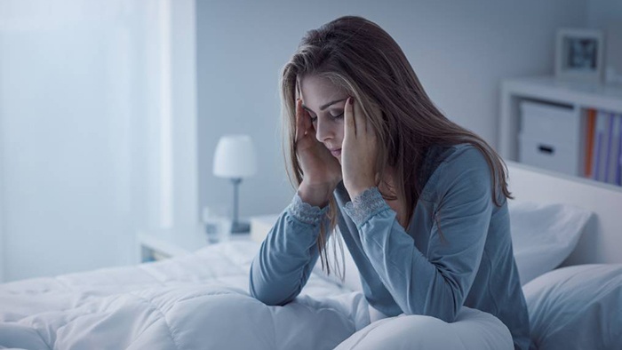 Mất ngủ kéo dài có thể gây ra nhiều vấn đề sức khỏe như đau đầu, giảm chất lượng cuộc sống