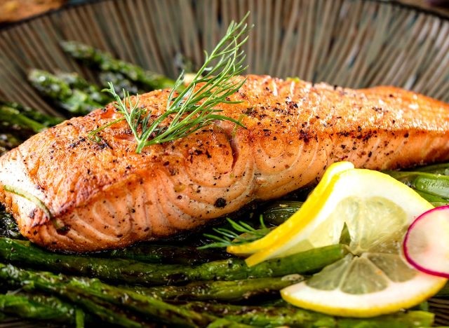 Trong cá hồi chứa nhiều acid béo omega-3 giúp cải thiện sức khỏe tim mạch